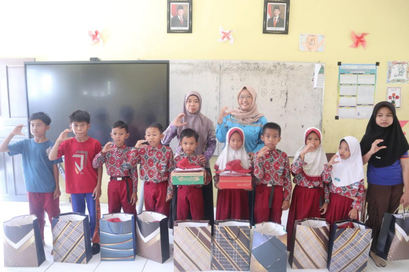 PT Conch South Kalimantan Cement Serahkan Seragam dan Sepatu Sekolah untuk 30 Siswa di Kecamatan Haruai